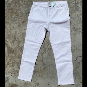 White denim jeans with distressed ankle